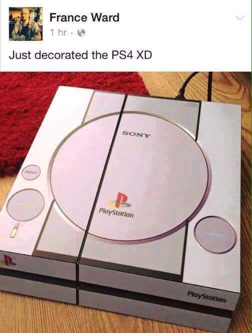 Aquí el colega decorando su PS4